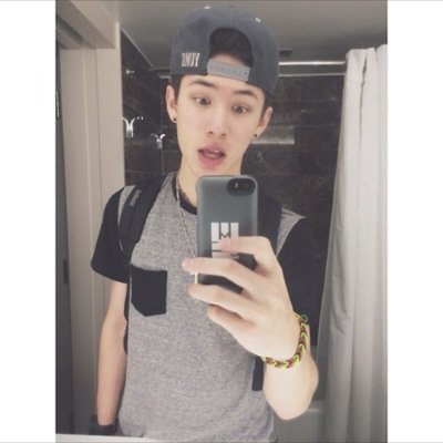 Hey! I'm carter, I'm part Angel, Part Demon. [~v~]