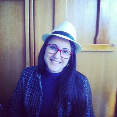 O sorriso é a unica curva que endireita as coisas.