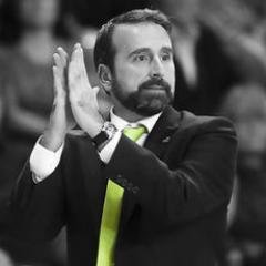 [Parodia] Soy el mejor entrenador español, el más culto en idiomas y encima novelista. Batí récords en el Real Madrid y me ficharon los lituanos por precoz.
