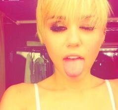 Me segue vai te sigo de volta ainda te dou um abraço / Sem Unf / Unf = Unf / Miley cyrus te amo minha vida