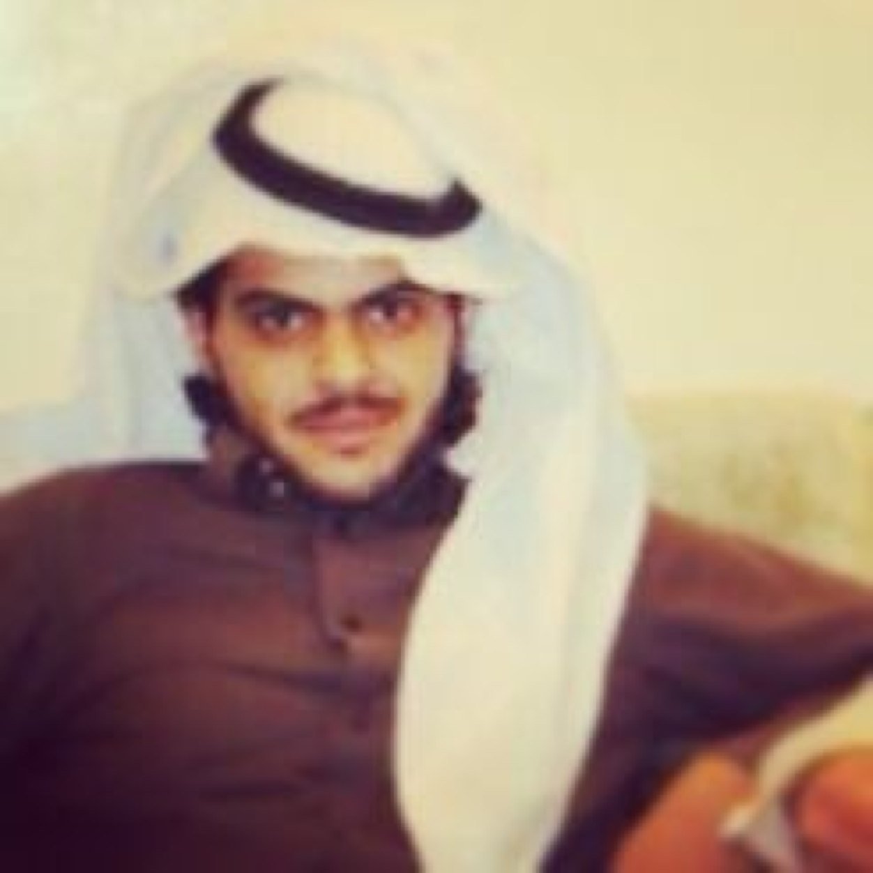 : يجيب السفر طاريك يا حيّ ذا الطاري 
و أنا بين تغميض العيون .. ومدامعها 
غريب السفر !! والأغرب احساسه الناري
يا كم ناس فرقها !! وكم ناس جمعها
