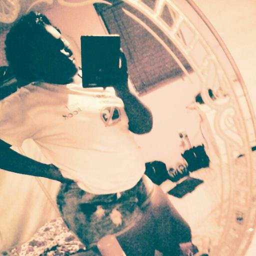 -
Fiirst Thing Fiirst Im The Realiist 3 // ii Am Taken By Him 3 // ii Str8 Forward (Y) // && ii Aiint Frendzyy Bitchh !! :)