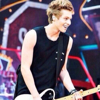 I love 5sos its just that simple /I follow back.. If u dont follow i unfollow ✌️/ if i dont follow you just lemme know and i will