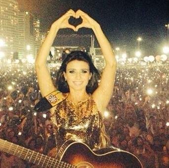 E o amor resistiu ao tempo, a paixão move os meus dias.. Não escolhi música, a música me escolheu!! PaulaFNoCorpoENaAlmaNoGritoENasPalmas ♥10/11/12 e 21/06/14♥