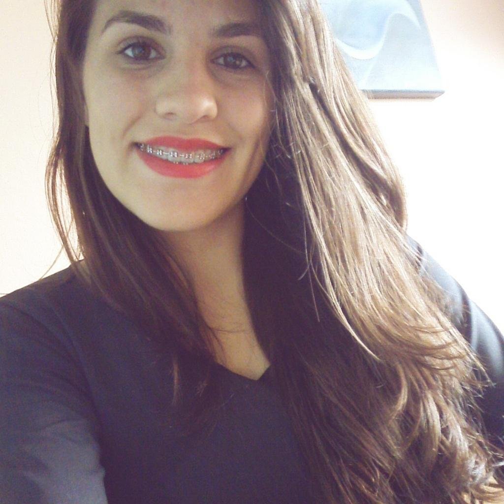 O mundo fica mais bonito quando se carrega coisas boas no peito (=