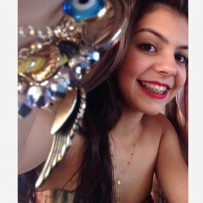 Eu gosto de olhos que sorriem, de gestos que se desculpam, de toques que sabem conversar e de silêncios que se declaram.