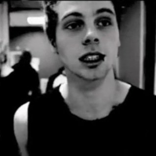 ♡My idols like teenage mutant ninja turtles, bananas, socks, have tattos and pietcings, and taught me not to take life so seriously♡ Calum/4