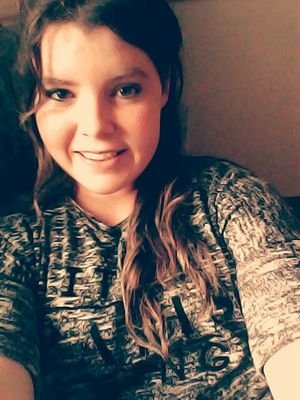 16 year old girl from IRELAND :p i like music nd drawing :)