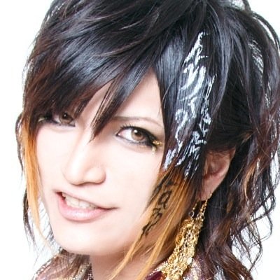 Zelktage(ゼルクテージ)のボーカル､senaです！！楽しくなきゃライブじゃないでしょ( *｀ω´)フォローミー！！
金色が好きです！