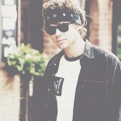 follow @imsohoran, she gave you this free follow.