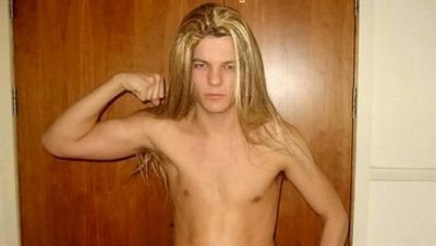 algunas pelotudas en un grupo pasando fotos del novio de July. Yanina Latorre y El Retutu nos saludaron