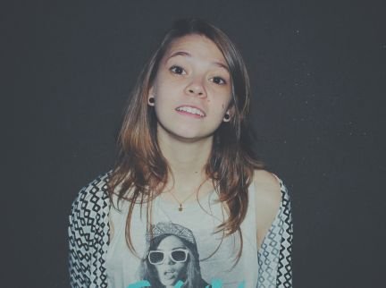 Esse sorriso é de mentira, quem é que nunca acreditou? Fazemos isso na tentativa, de contentar com o que restou.