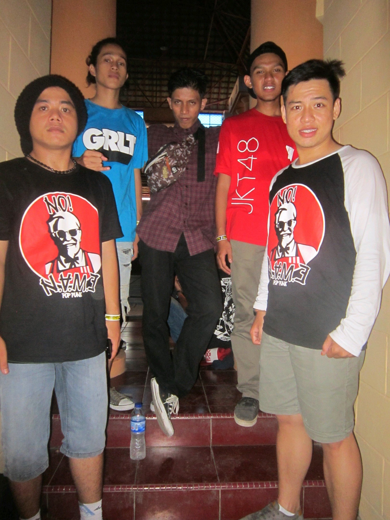 Hei we are NO NAME!! 
We are pop punk band form jambi keep suport us and we will support you back . POP PUNK!!
cp :089692295525