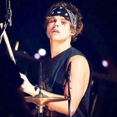 4/4 would gladly fuck you || main is @troylerftniall