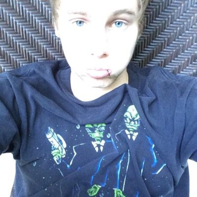please RT the link in my bio or its my last tweet i gave you a free follow and ill follow you on my personal @cakeisbesideyou