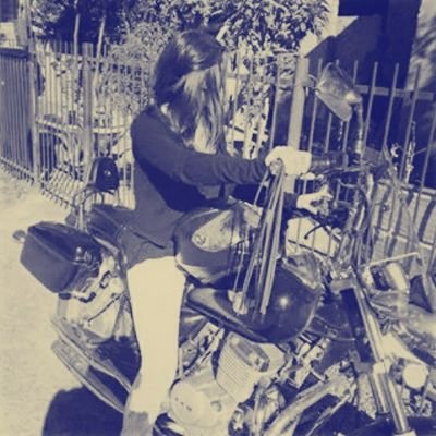 Te prometí no irme nunca, y aquí estoy, dándolo todo por verte sonreír.