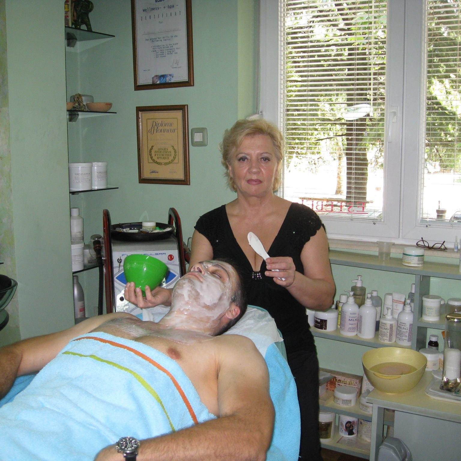Kozmeticarka i vlasnica Beauty centra i Instituta za obuku kozmeticara lica i tijela, masera i Wellness&SPA terapeuta ESTEBEL u Podgorici