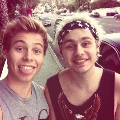 FOLLOW @idixtmichxel BC SHE LOVES YOU V V V MUCH XXX (and follows back)