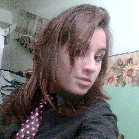 soy sincera, amo a @tokiohotel me encanta el helado, leer de todo, el rock, harry potter, vampiros, u shirota, king boxing, musica medieval, y la fotografia