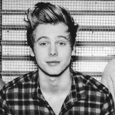 My names ashley and i love some losers in a band?¿ 0/4 Seeing my sunshines july 27❤️
