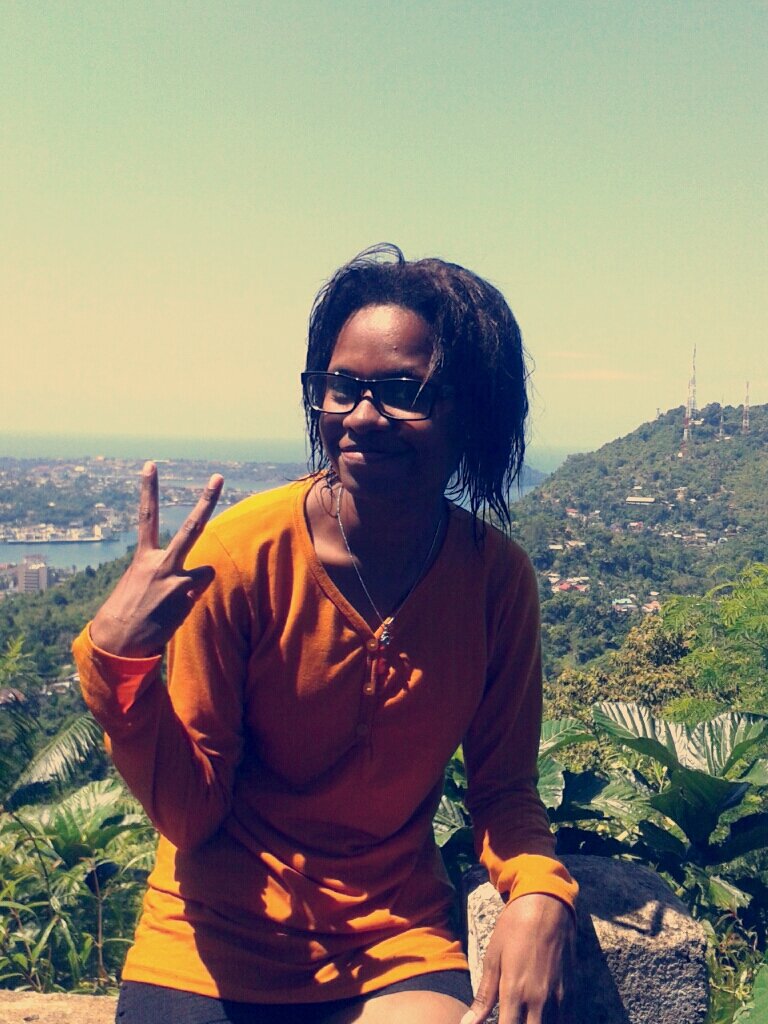 Black skine... CHurLy Hair... I'm Papuan