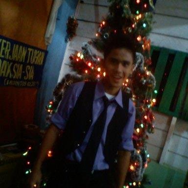 Hello.. :) real name : diego maradona haloho. Gak pakai MESSI :D,,Yang mau kenalan mention aja ;) followback just mention ..