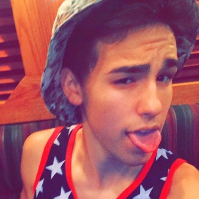 Follow @angelinajalioto because she gave you a free follow. x