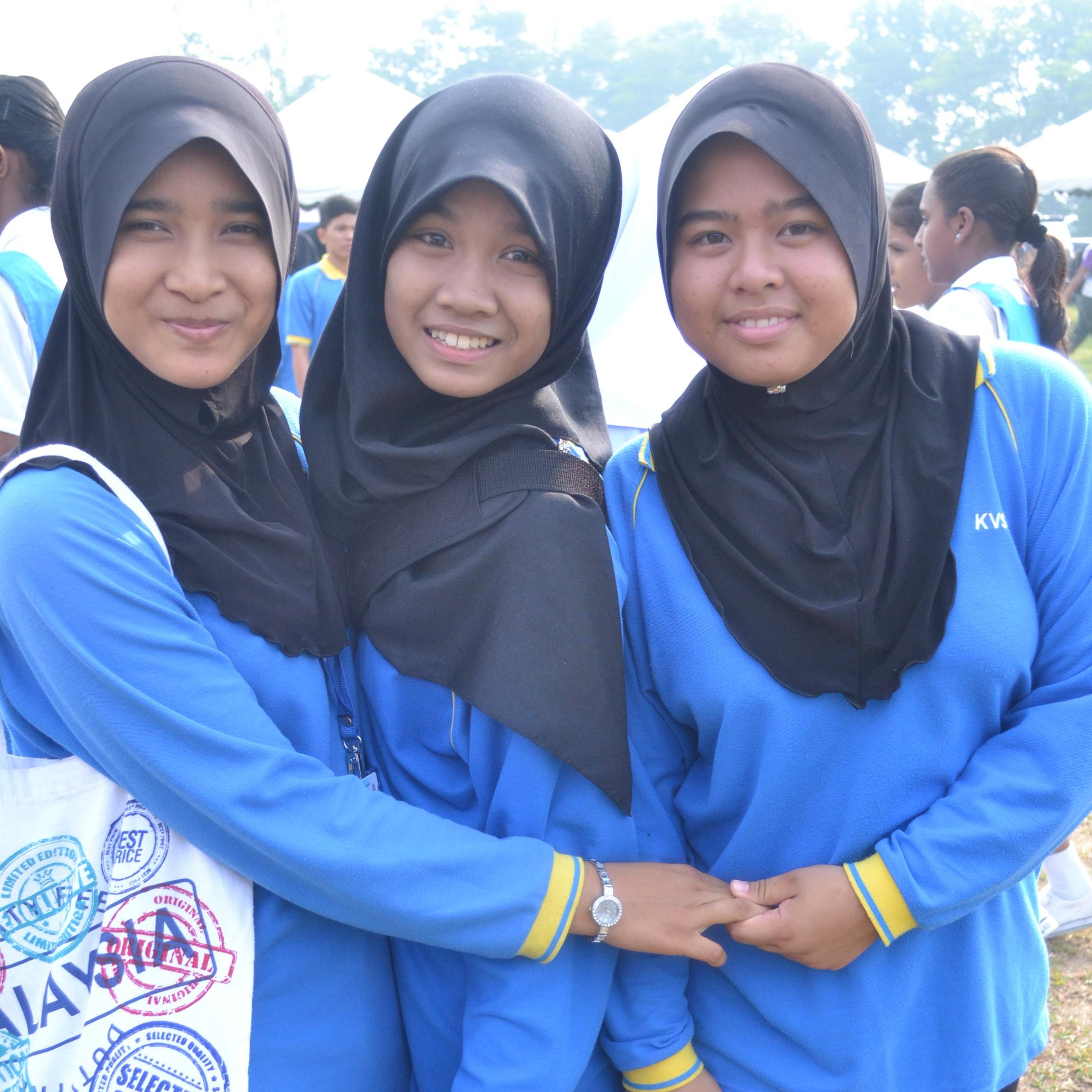 Assalamualaikum :) . i'm nurzulaikha binti zainudin just call me ikha . u f0ll0w me . i f0ll0w u . :* http://t.co/2pG50srdio .