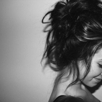 tu tombe amoureuse. tu le suit partous. il t'aime. il s'eloigne. il part definitivement. tu pleur. et tu decide de ne plus jamais tomber amoureuse.