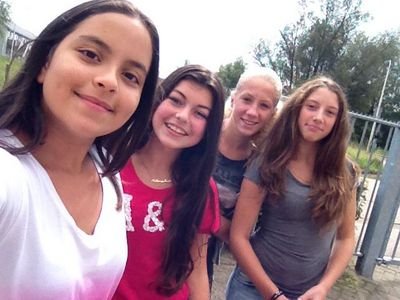 citadell 1B3 beste klasjee en drieluik bffjes Laura, Jaim, Desi en Sam!! insta: @x_romy_x_  snapchat: romymartens2 !!