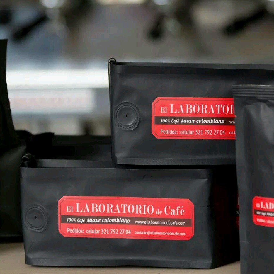 Bolsas de cafés de origen detalladamente seleccionados y tostados de acuerdo al mejor perfil obtenido para cada uno resaltando así sus cualidades.