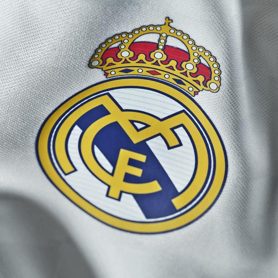 Madridista hasta la médula. Destesto a Florentino Pérez y su falta de conocimientos futbolísticos, así como sus aires de Petit Napoleon
