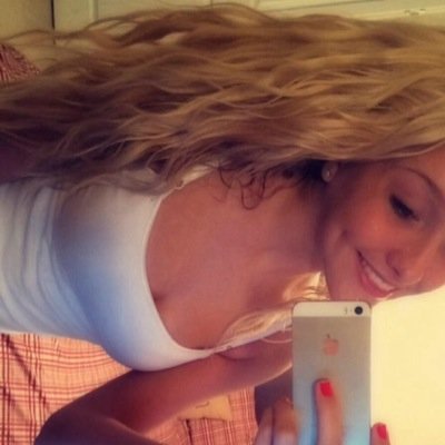 19.Capricornio♑Estudiante de periodísmo con muchas metas en la vida, soltera,sin compromiso y con muchas ganas de fiesta.