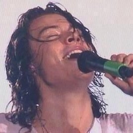 follow @hockeyjrsyharry cause she gave you a free follow•◡•