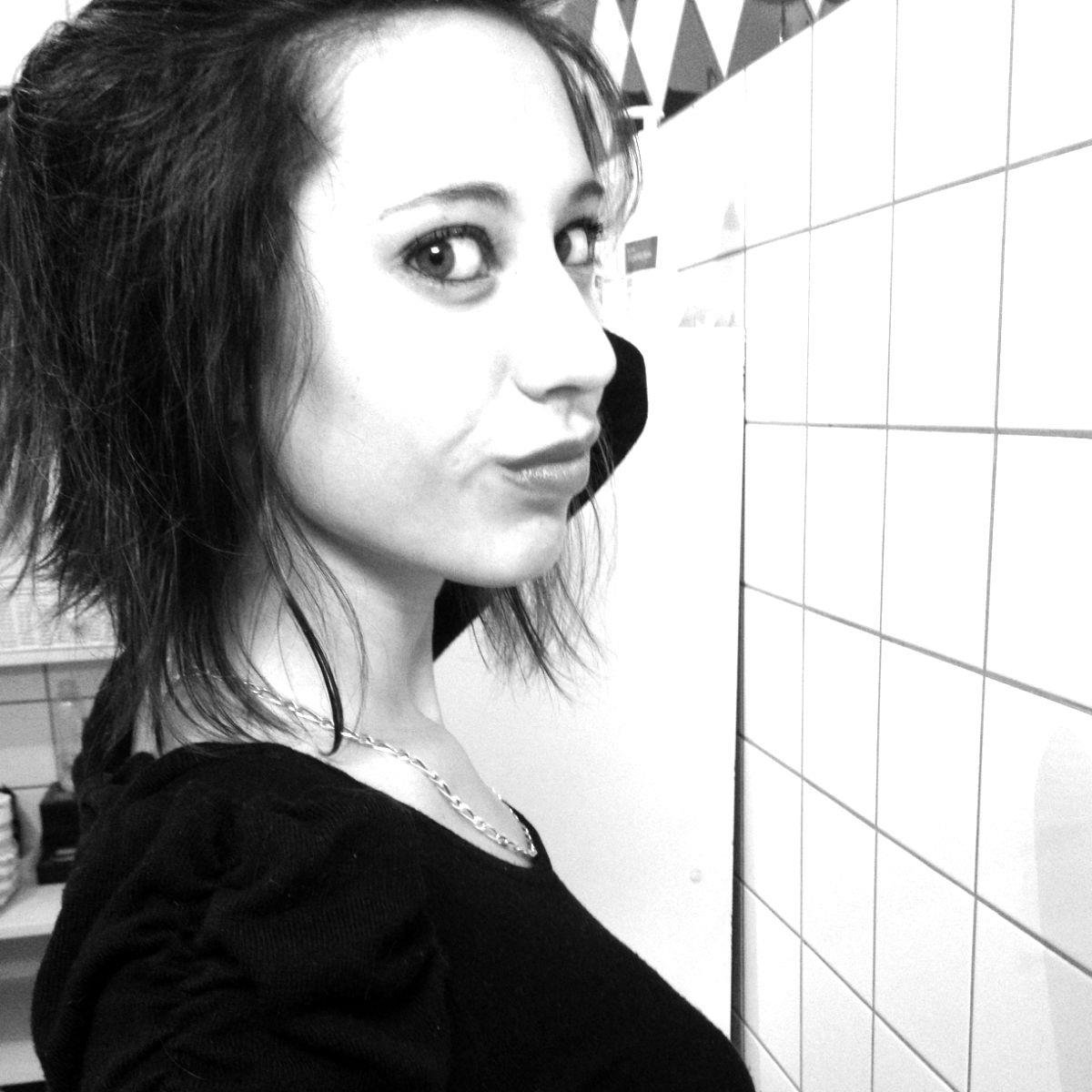 20 ans , vis ta vie L'immense bonheur c'est d'avoir une tendre présence à côté qui puisse partager tes joies et soulager tes peines