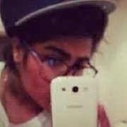 اضححِک ۈ خخذنيّ '
فدى بسمهہُ ةَ شفااتگ
يَ جععِل لحظااٺ ﺎلقااِء
بک : قريببہُ♡ ”