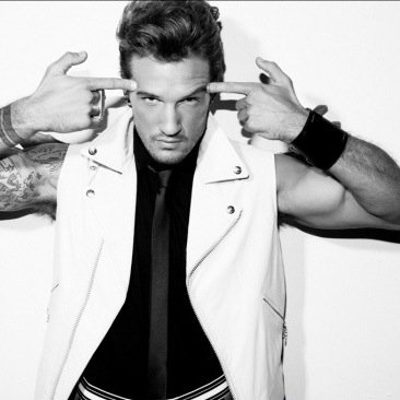 Name's Andrew, call me Andy! My brother is @Drew__Parker_! Single! Im a model and a bartender. Bisexual.