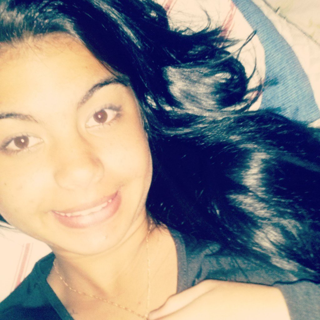 ,                 { ... }  Sou Timida , Chata , Feliz , Irritante . Louca , Menos Perfeita !*   MÔ do -  @MC_LURY ♥ ;