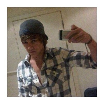 follow @NIGHTCAROLINE and ask for a follow back