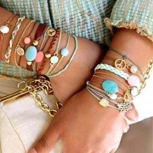 Adeline,23 ans, jeune créatrice et blogueuse Pas-de-Calaisienne, amoureuse des bijoux et accessoires vintage, passionnée par la photographie