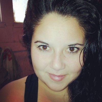 Psicóloga de profesión, loca por opción; de izquierda pero no necesariamente comunista, consecuente a mis principios...