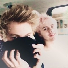 FOLLOW @hemmingsxlol BECAUSE SHE GAVE YOU A FREE FOLLOW - band/4
