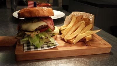local produce in @robinhoodthepub 
Burgers and Dogs in The Hood Menu
Hand made bugers 
Jumbo Chicken wings
Corn Dogs
Hot Dogs
Hand made @johnnyPusztai