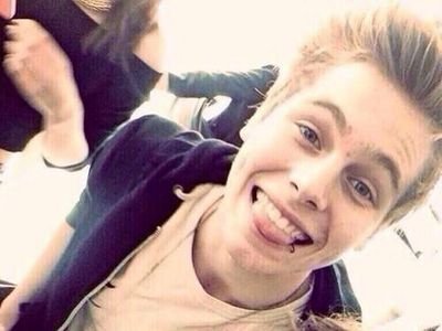 i eat,sleep,fangirl,REPEAT~ they have made it and im so proud~ lukey/4 :))) ~ you complete me ~luke hemmings~ HE PUSHED THE BUTTON!!!!