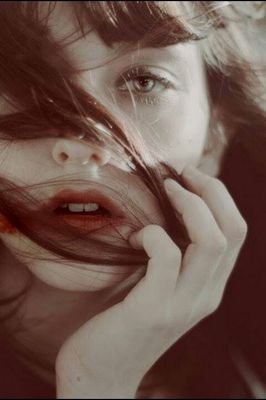 ''Y recuerda que no es de tu sombra de quien no te puedes ni fiar''