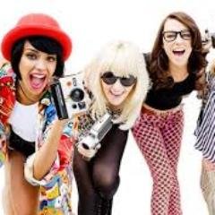 banda de 3 meninas que sao muito divertida e mais . ela s criaram essa banda com intencao de ficar uma mais perto da outra.