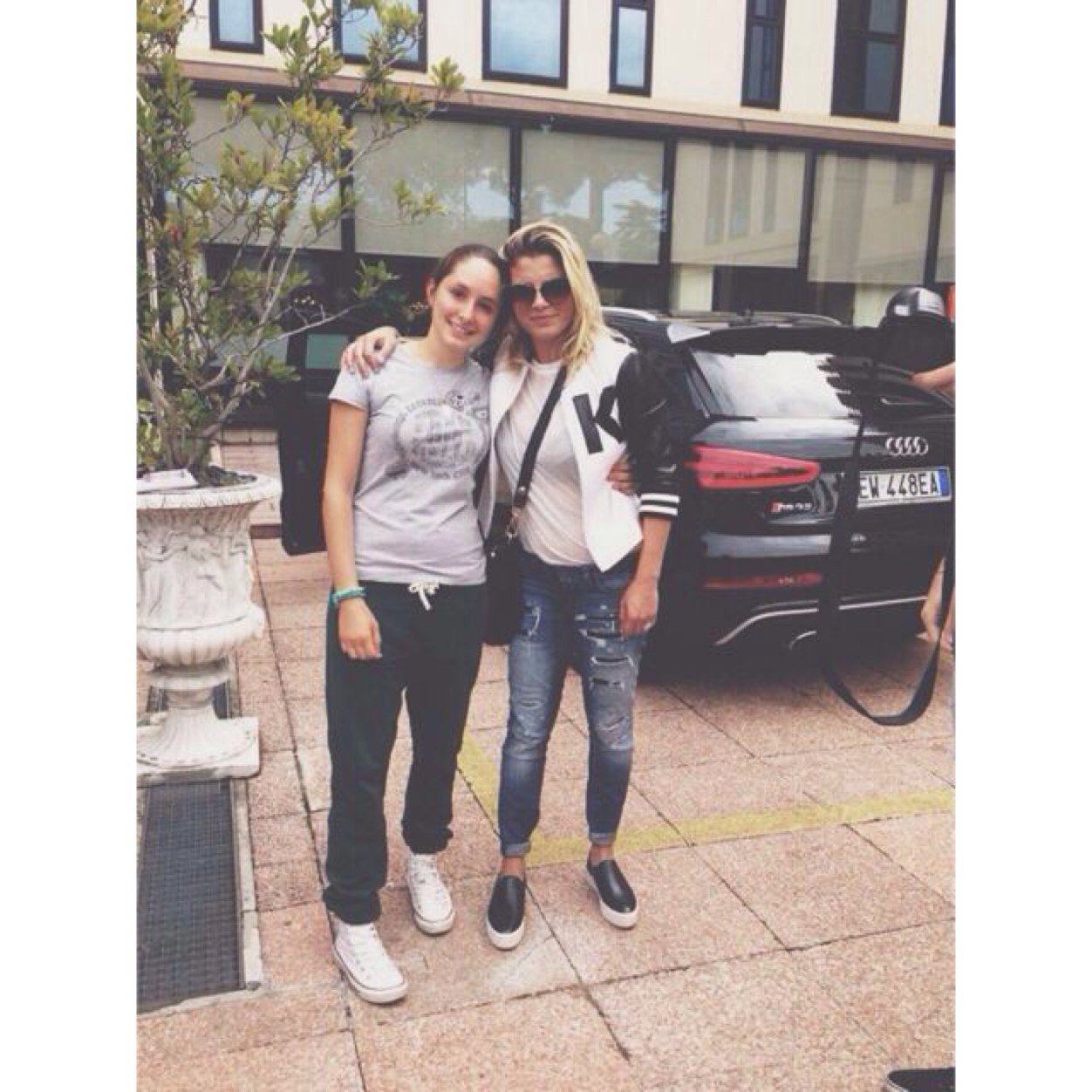 Penso a voi ... Penso a noi... A come potrebbe essere , un po' come quando sei innamorata marcia e pensi al primo apuuntamento ❤️ @marroneemma
