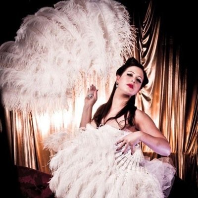 Professional Burlesque/Cabaret Showgirl & Magicians Assistant. Lover of the 1940's. Let me entertain you