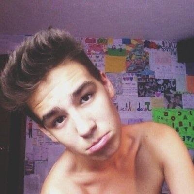 This is a free follow, please follow @derekcouwhore Thank you!