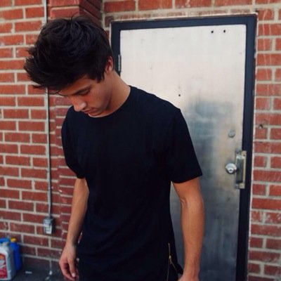 please follow @tomuchgrace becase she just gave you a free follow✌️